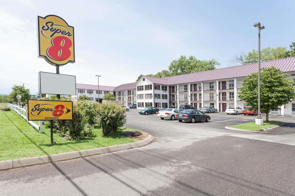 Super 8 By Wyndham Sevierville Riverside Exterior photo