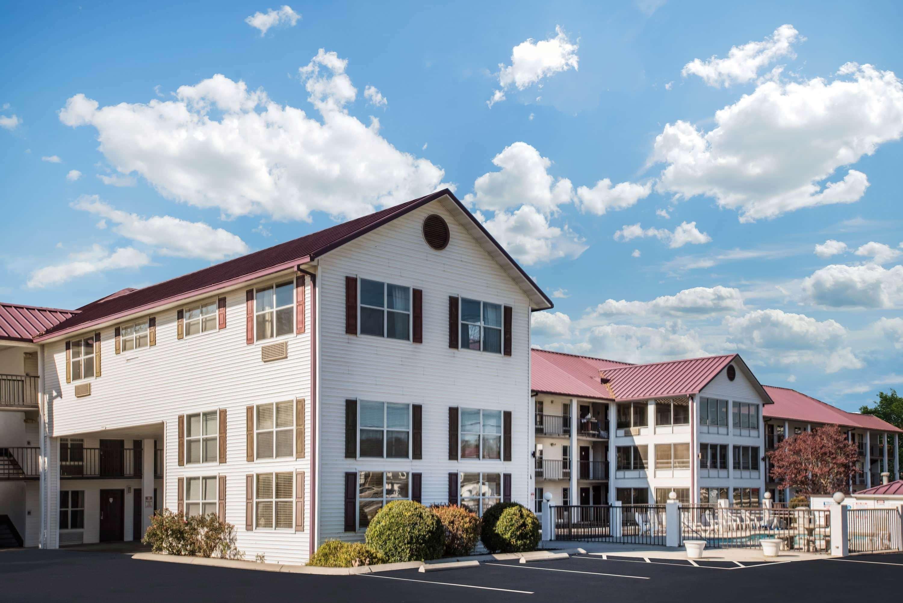 Super 8 By Wyndham Sevierville Riverside Exterior photo